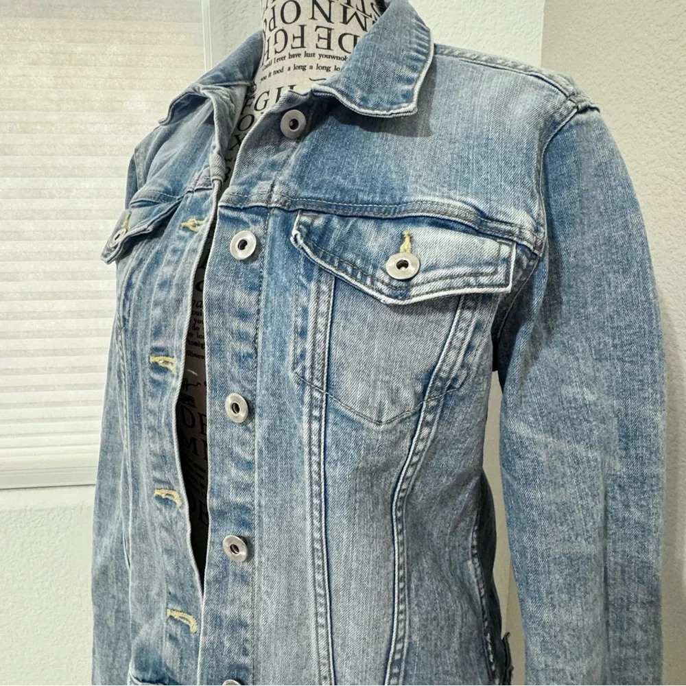 3/$20 H&M L.O.G.G. Classic Light Wash Denim Jacket Women’s Size 8 - Picture 5 of 14